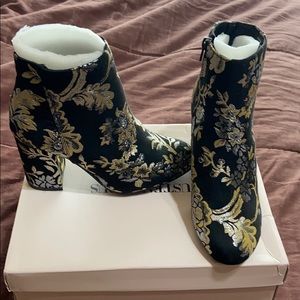 Women’s Gold Black Damask print Boots. Size 7